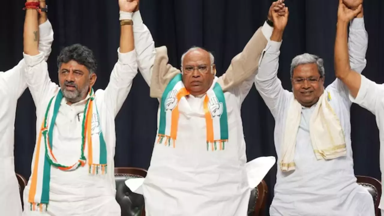 कांग्रेस में हाईकमान अध्यक्ष नहीं तो कोई भूत है क्या? अब CM की कुर्सी पर बैठेंगे शिवकुमार! किधर जाएंगे सिद्धारमैया कांग्रेस में हाईकमान अध्यक्ष नहीं तो कोई भूत है क्या? अब CM की कुर्सी पर बैठेंगे शिवकुमार! किधर जाएंगे सिद्धारमैया