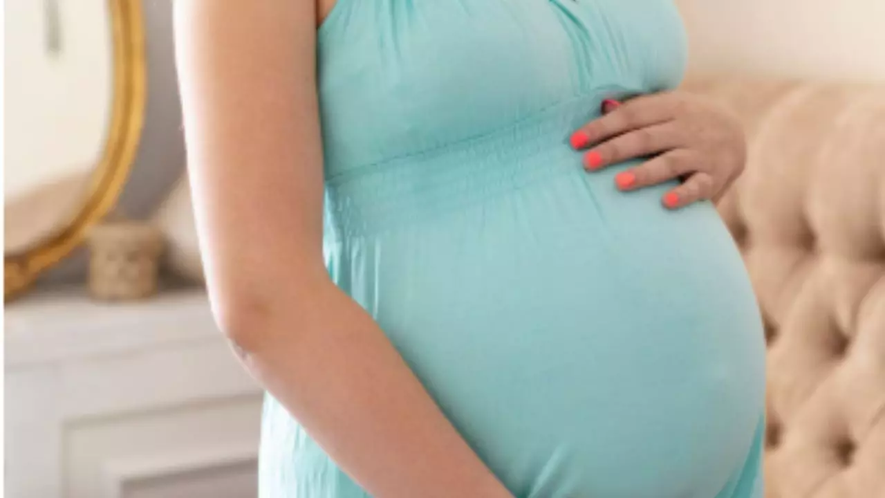 बेटे के यार से दिल लगा बैठी 50 साल की महिला और अब बन गई मां, जानें कहां का है मामला