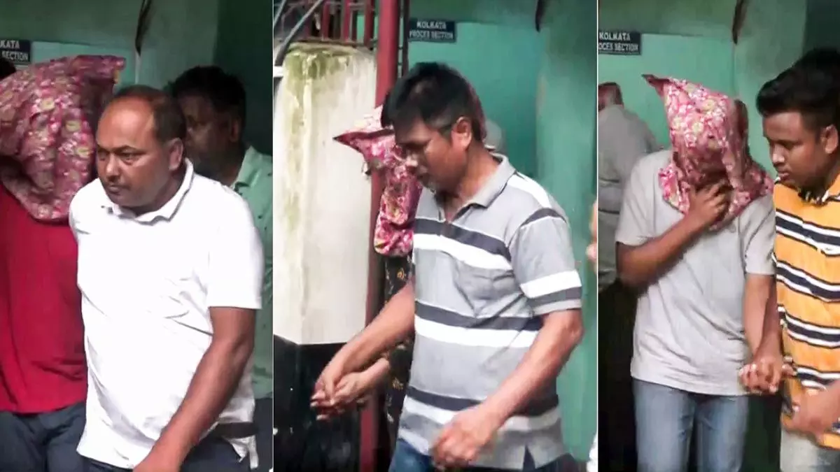 कोलकाता गैंगरेप केस में बड़ा खुलासा, पुलिस ने कहा- प्लानिंग के तहत घटना को दिया गया अंजाम; पीड़िता के बयान से मेल खा रहे कई सबूत कोलकाता गैंगरेप केस में बड़ा खुलासा, पुलिस ने कहा- प्लानिंग के तहत घटना को दिया गया अंजाम; पीड़िता के बयान से मेल खा रहे कई सबूत