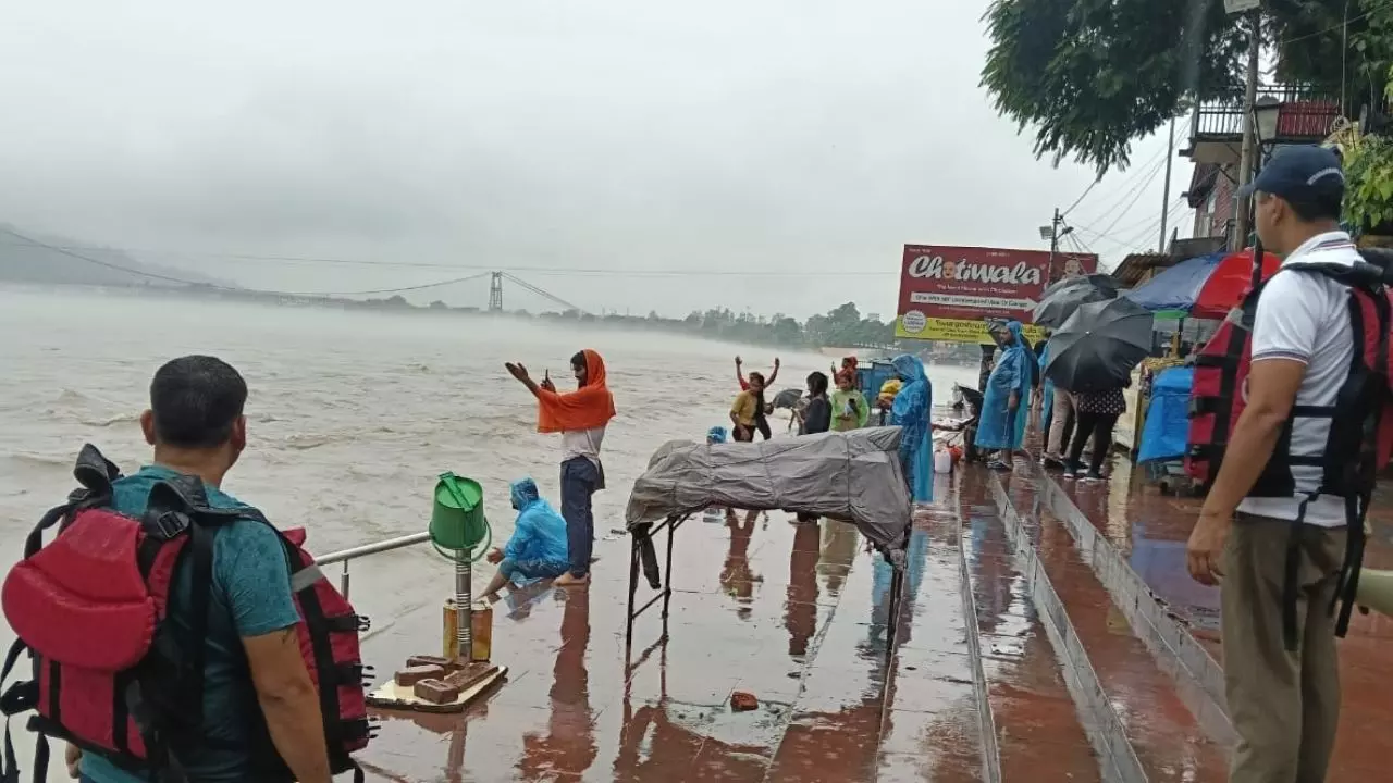 मानसून में ऋषिकेश ट्रिप पड़ न जाए भारी! बारिश से बढ़ता जा रहा गंगा का जलस्तर, प्‍लान करने से पहले प्रशासन की चेतावनी जान लें