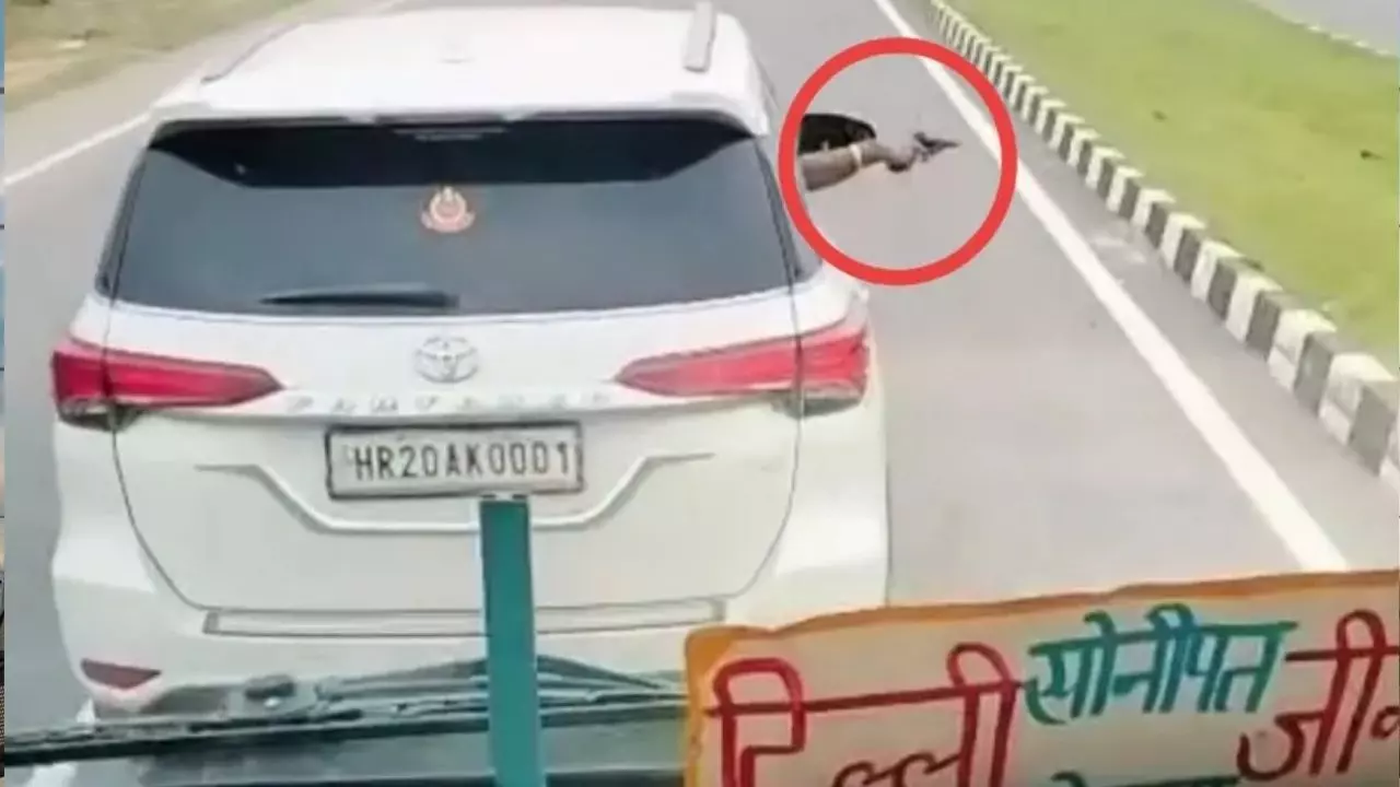 हॉर्न मारती रही हरियाणा रोडवेज की बस, फॉर्च्यूनर वाले ने नहीं दिया साइड; पिस्टल दिखाकर धमकाने का Video Viral