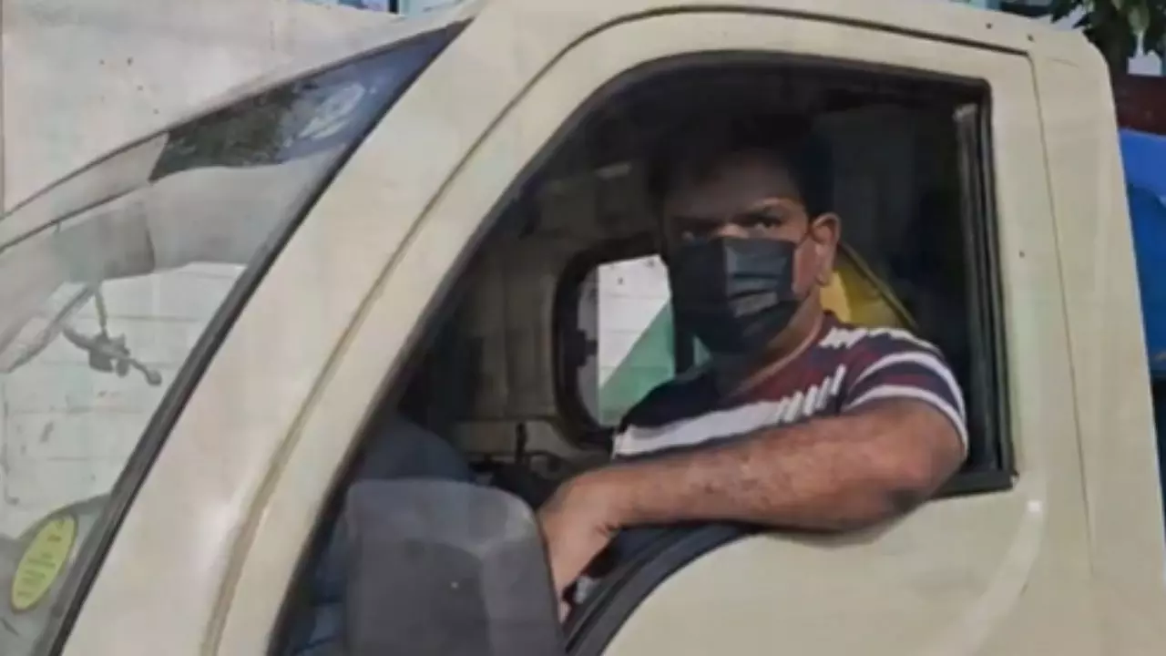 मास्क पहनकर कूड़ा गाड़ी की सवारी! डोर टू डोर कैंपेन से जाना जनता का हाल, जानें मंत्री असीम अरुण के बारे में | VIDEO