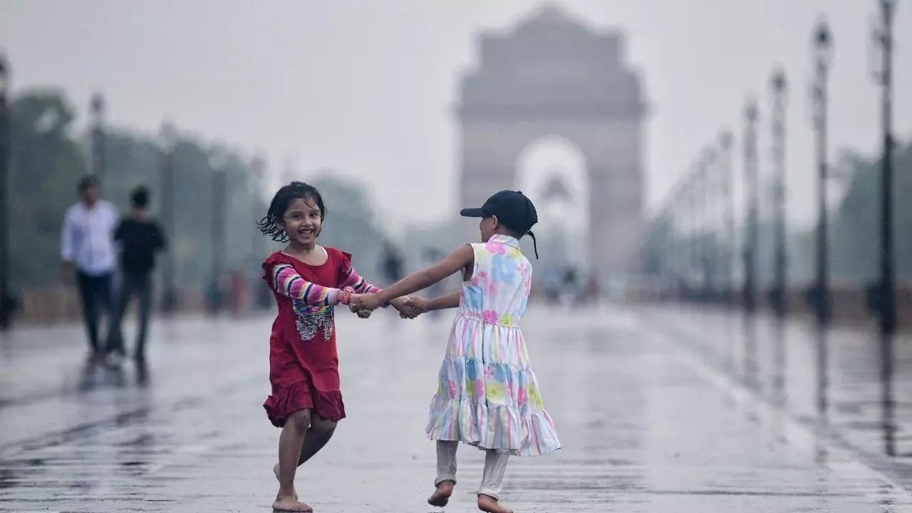 जरा संभल कर निकलें बाहर! IMD ने दिल्ली-NCR के लिए जारी किया बारिश का येलो अलर्ट, पहाड़ी राज्यों में बरसेंगे बादल जरा संभल कर निकलें बाहर! IMD ने दिल्ली-NCR के लिए जारी किया बारिश का येलो अलर्ट, पहाड़ी राज्यों में बरसेंगे बादल