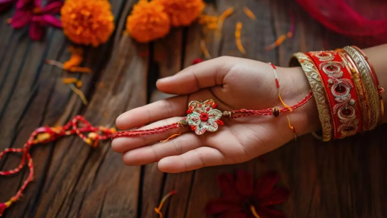 Raksha Bandhan 2025: इन चीजों से बनी राखियां होती हैं अशुभ, भाई के जीवन में ला सकती हैं बर्बादी, भूलकर भी न बांधें ये राखी