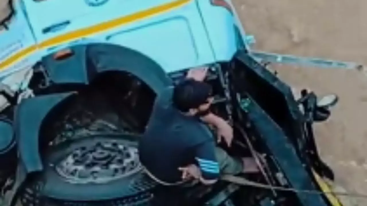 पुल से नदी में गिरा टैंकर, 4 घंटे तक मौत के मुंह में झूलता रहा ट्रक ड्राइवर, फिर ऐसे बची जान पुल से नदी में गिरा टैंकर, 4 घंटे तक मौत के मुंह में झूलता रहा ट्रक ड्राइवर, फिर ऐसे बची जान