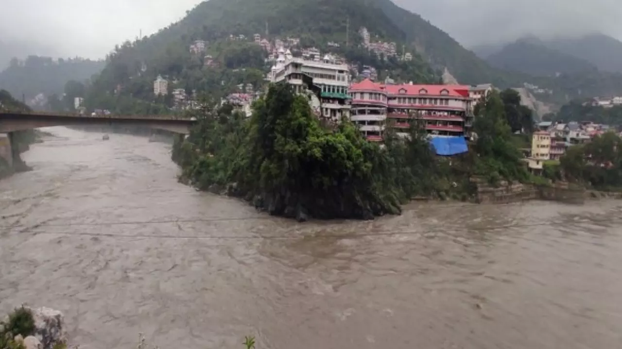 हिमाचल में मानसून बना काल! बारिश और बादल फटने से अब तक  51 लोगों की मौत, तबाही से बेघर हुए लोग | VIDEO