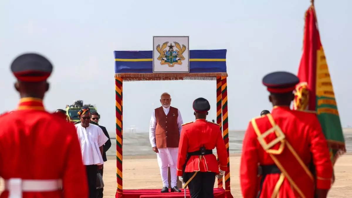 गार्ड ऑफ ऑनर, 21 तोपों की सलामी... पीएम मोदी का अक्रा एयरपोर्ट पर भव्य स्वागत; 30 साल बाद कोई प्रधानमंत्री पहुंचा घाना