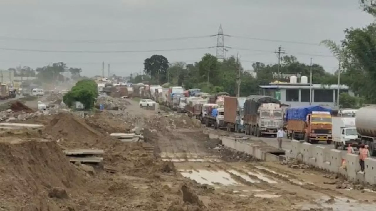 मौत का मजाक! इंदौर में 40 घंटे के जाम में गई 3 जानें,  NHAI बोला: लोग फालतू में इतनी जल्दी घर से निकलते ही क्यों हैं?