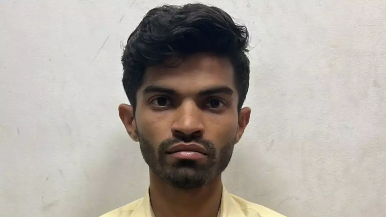 ऑफिस टॉयलेट में छिपकर बना रहा था महिलाओं के वीडियो, अब पहुंचा जेल, गैलरी में निकली 30 से ज्यादा अश्लील Video ऑफिस टॉयलेट में छिपकर बना रहा था महिलाओं के वीडियो, अब पहुंचा जेल, गैलरी में निकली 30 से ज्यादा अश्लील Video