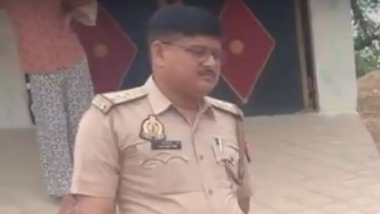 क्या खूब लगती हो...तुम्हें 10 आदमी; न्याय दिलाने की जगह दरोगा साहब महिला से करने लगे अश्लील डिमांड- Audio Leak क्या खूब लगती हो...तुम्हें 10 आदमी; न्याय दिलाने की जगह दरोगा साहब महिला से करने लगे अश्लील डिमांड- Audio Leak