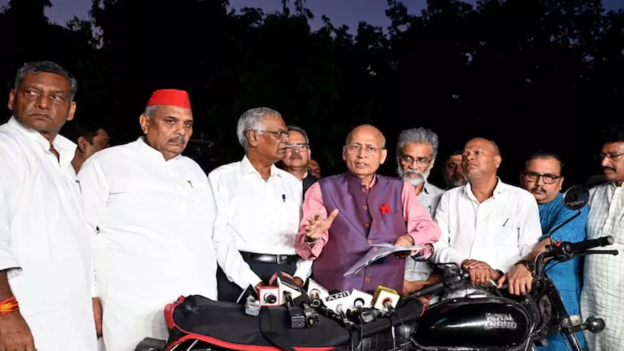 बिहार में वोटबंदी से मचा सियासी भूचाल! वोटर लिस्ट को लेकर भड़का विपक्ष- EC को दी ये धमकी बिहार में वोटबंदी से मचा सियासी भूचाल! वोटर लिस्ट को लेकर भड़का विपक्ष- EC को दी ये धमकी