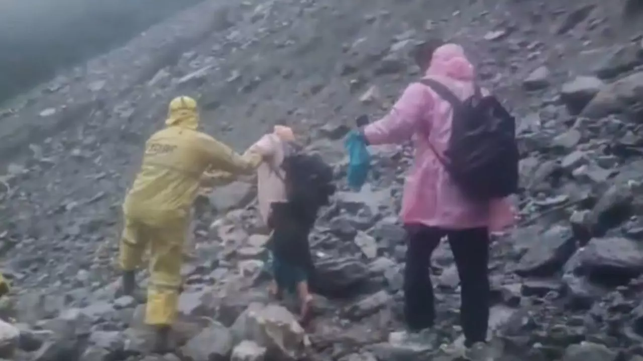 मानसून में भारी न पड़े जाए भक्ति! बचाए गए सोनप्रयाग-गौरीकुंड के पास लैंडस्लाइड में फंसे 40 श्रद्धालु, यात्रा पर फिर लगी रोक मानसून में भारी न पड़े जाए भक्ति! बचाए गए सोनप्रयाग-गौरीकुंड के पास लैंडस्लाइड में फंसे 40 श्रद्धालु, यात्रा पर फिर लगी रोक