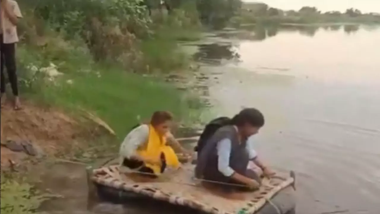 दो विधायकों की लड़ाई में पिस रहे गांव वाले, ट्यूब-खटोले पर टिकी जिंदगी; VIDEO देख हिल जाएंगे