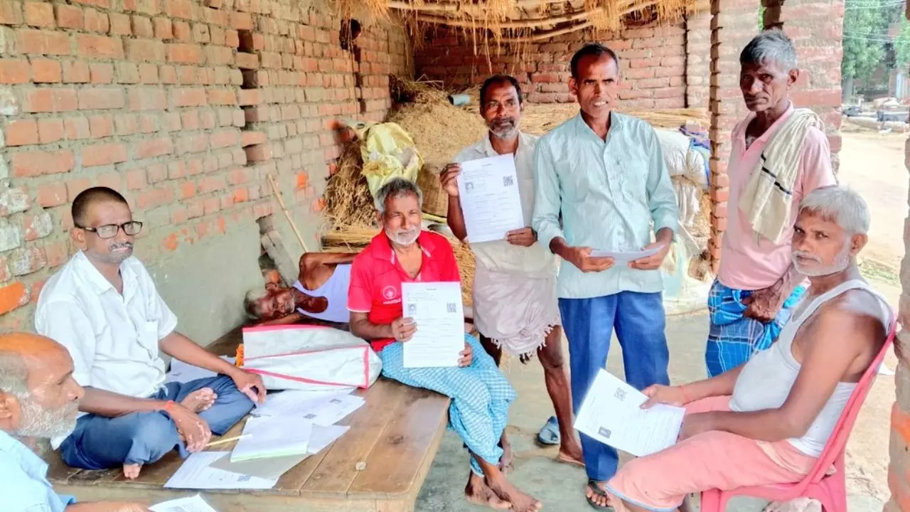 हमारे पास तो सिर्फ आधार है... EC के नियम से बिहार के गांव-गांव में एक ही चिंता, कैसे डाल पाएंगे वोट? हमारे पास तो सिर्फ आधार है... EC के नियम से बिहार के गांव-गांव में एक ही चिंता, कैसे डाल पाएंगे वोट?