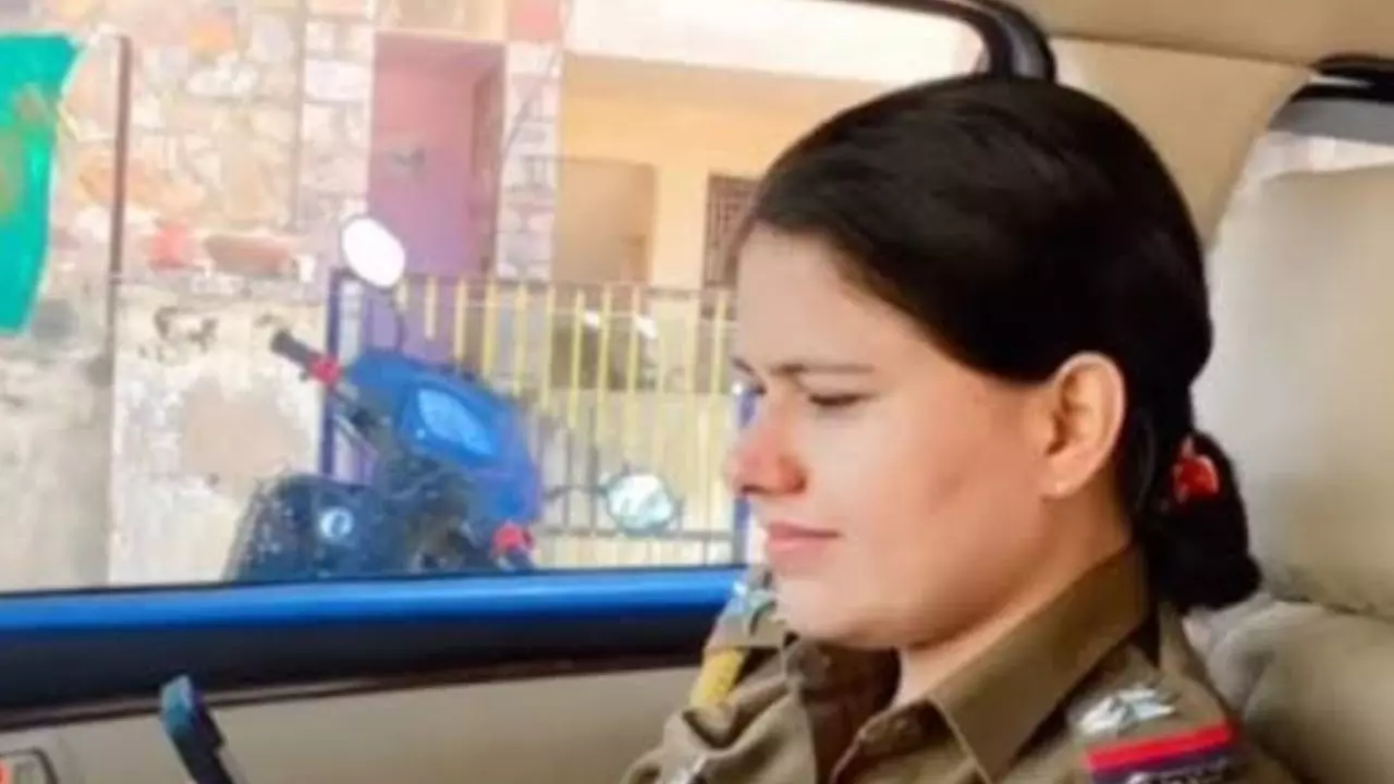 सब-इंस्पेक्टर की वर्दी, फर्जी नाम और VIP रील्स, राजस्थान की मोना बुगालिया किस तरीके से दो साल तक पुलिस को लगाती रही चूना?