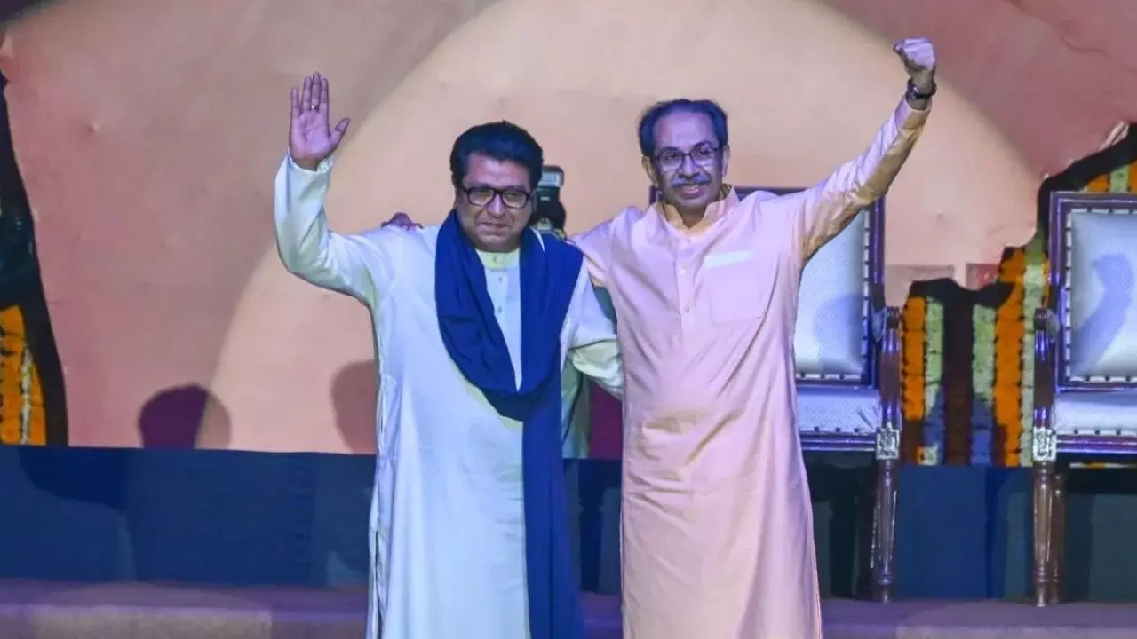 Raj Uddhav Thackeray Rally: हिंदी ने ठाकरे भाइयों का कराया भरत मिलाप, महायुति पर गरजे उद्धव और राज, कहा... Raj Uddhav Thackeray Rally: हिंदी ने ठाकरे भाइयों का कराया भरत मिलाप, महायुति पर गरजे उद्धव और राज, कहा...