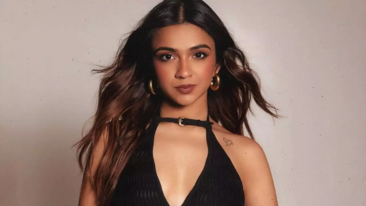 गाली देकर और सेमी न्यूड्स से Apoorva Mukhija ने की 41 करोड़ की कमाई! IIT टॉपर की भड़ास ने मचाई सोशल मीडिया पर हलचल गाली देकर और सेमी न्यूड्स से Apoorva Mukhija ने की 41 करोड़ की कमाई! IIT टॉपर की भड़ास ने मचाई सोशल मीडिया पर हलचल