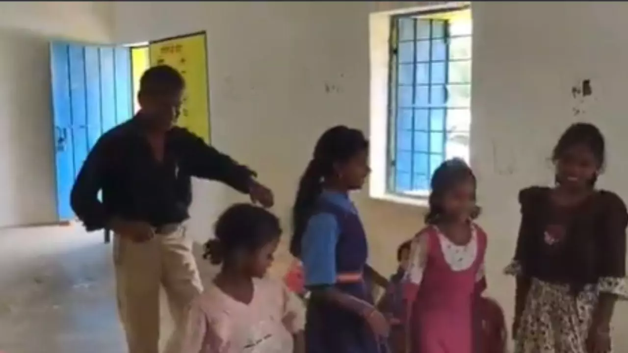 नशे में धुत टीचर की देखिए हरकत, स्कूल में लड़कियों के साथ डांस का Video Viral
