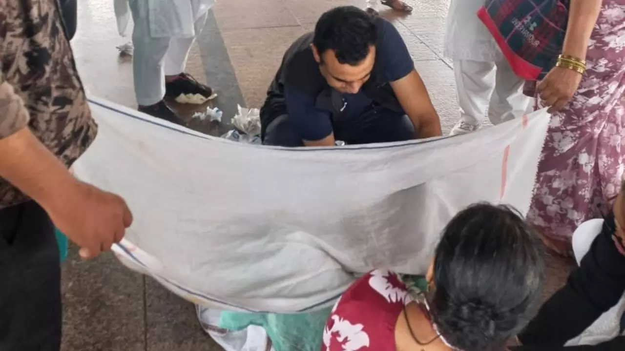 झांसी स्टेशन पर सेना के मेजर ने पॉकेट चाकू, हेयर क्लिप और धोती से कराई डिलीवरी, बने महिला और नवजात के लिए देवदूत