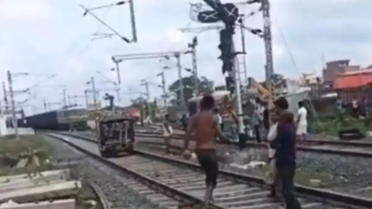 हाय रे शराब की लत! नशे में धूत ड्राइवर ने रेलवे पटरी पर चढ़ा दिया ऑटो, फिर ऐसे टला हादसा | Viral Video
