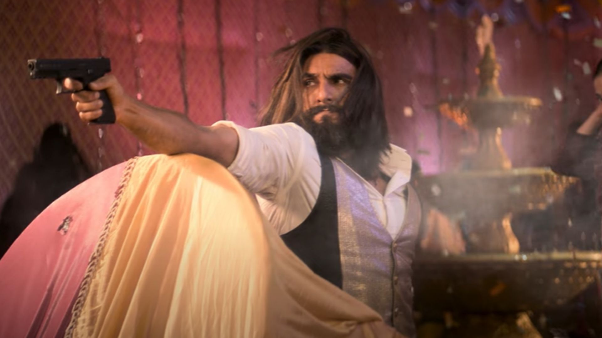 Dhurandhar First Look : जबरदस्त एक्शन अवतार में नजर आए Ranveer Singh ...