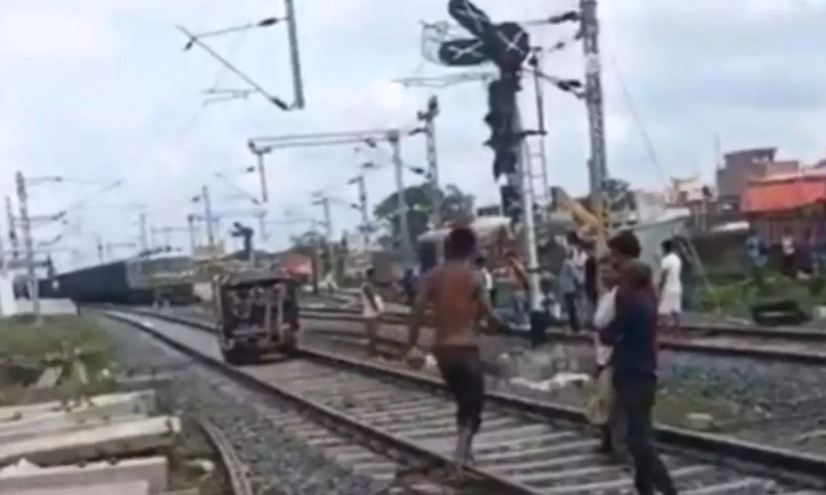 हाय रे शराब की लत! नशे में धूत ड्राइवर ने रेलवे पटरी पर चढ़ा दिया ऑटो, फिर ऐसे टला हादसा | Viral Video हाय रे शराब की लत! नशे में धूत ड्राइवर ने रेलवे पटरी पर चढ़ा दिया ऑटो, फिर ऐसे टला हादसा | Viral Video
