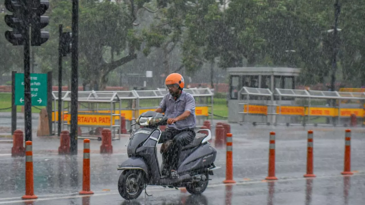 दिल्ली-NCR में मेहरबान हुआ मानसून! कई इलाकों में बारिश से मौसम हुआ खुशनुमा, इन राज्यों में भी येलो अलर्ट दिल्ली-NCR में मेहरबान हुआ मानसून! कई इलाकों में बारिश से मौसम हुआ खुशनुमा, इन राज्यों में भी येलो अलर्ट