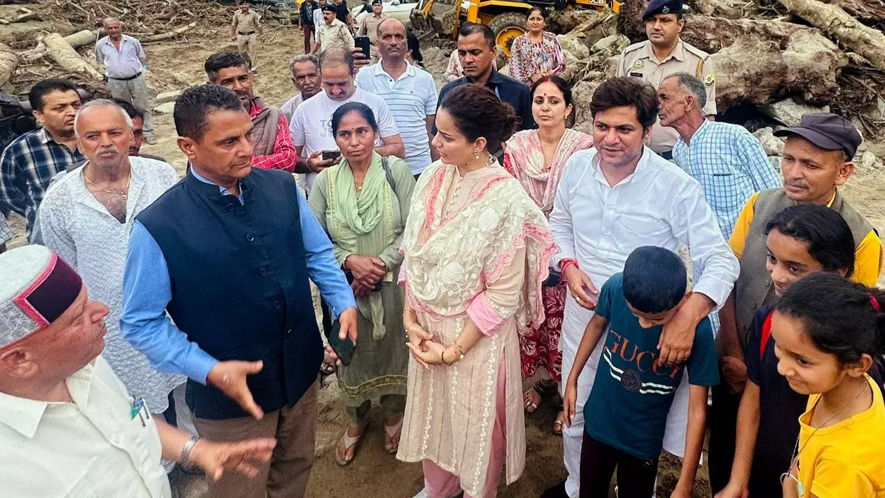मंडी पहुंची कंगना रनौत, ऑन-कैमरा जनता ने सुनाई खरी-खोटी कहा - यहां क्या फोटो खिंचवाने आई हो?
