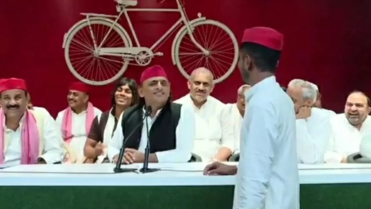 अखिलेश के बीच पीसी में आया ये लड़का, बोला-... रेल दिया जाएगा- Video Viral अखिलेश के बीच पीसी में आया ये लड़का, बोला-... रेल दिया जाएगा- Video Viral