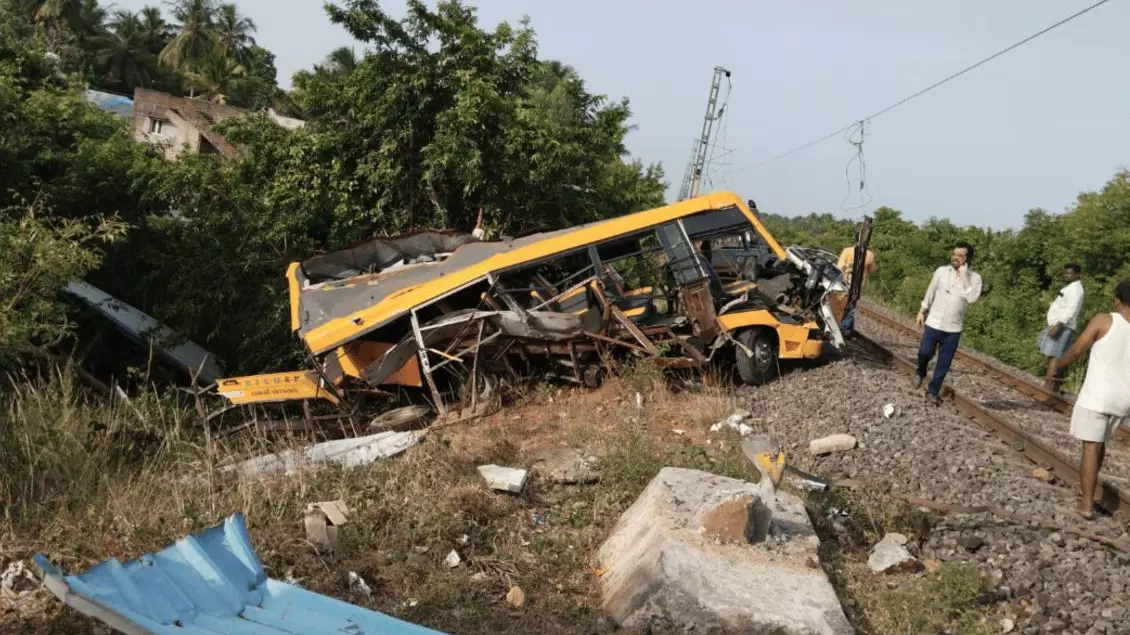 तमिलनाडु में ट्रेन ने स्कूल बस को मारी टक्कर, हादसे में 3 छात्रों की मौत, करीब 10 घायल, जानें पूरी घटना