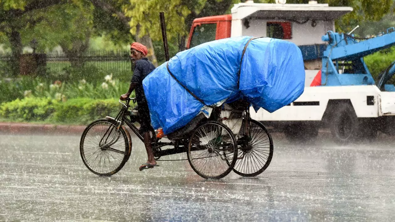 दिल्ली-एनसीआर में आज भी जारी रहेगा बारिश का सिलसिला! IMD ने इन राज्यों के लिए जारी किया अलर्ट दिल्ली-एनसीआर में आज भी जारी रहेगा बारिश का सिलसिला! IMD ने इन राज्यों के लिए जारी किया अलर्ट