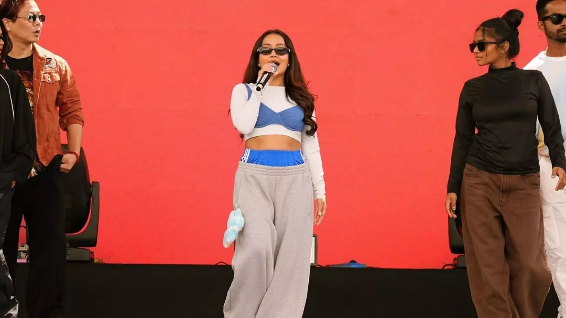 टॉप के ऊपर ब्रा पहन ट्रोल हुईं सिंगर Neha Kakkar, फैंस बोले- कितना सस्ता लुक है टॉप के ऊपर ब्रा पहन ट्रोल हुईं सिंगर Neha Kakkar, फैंस बोले- कितना सस्ता लुक है