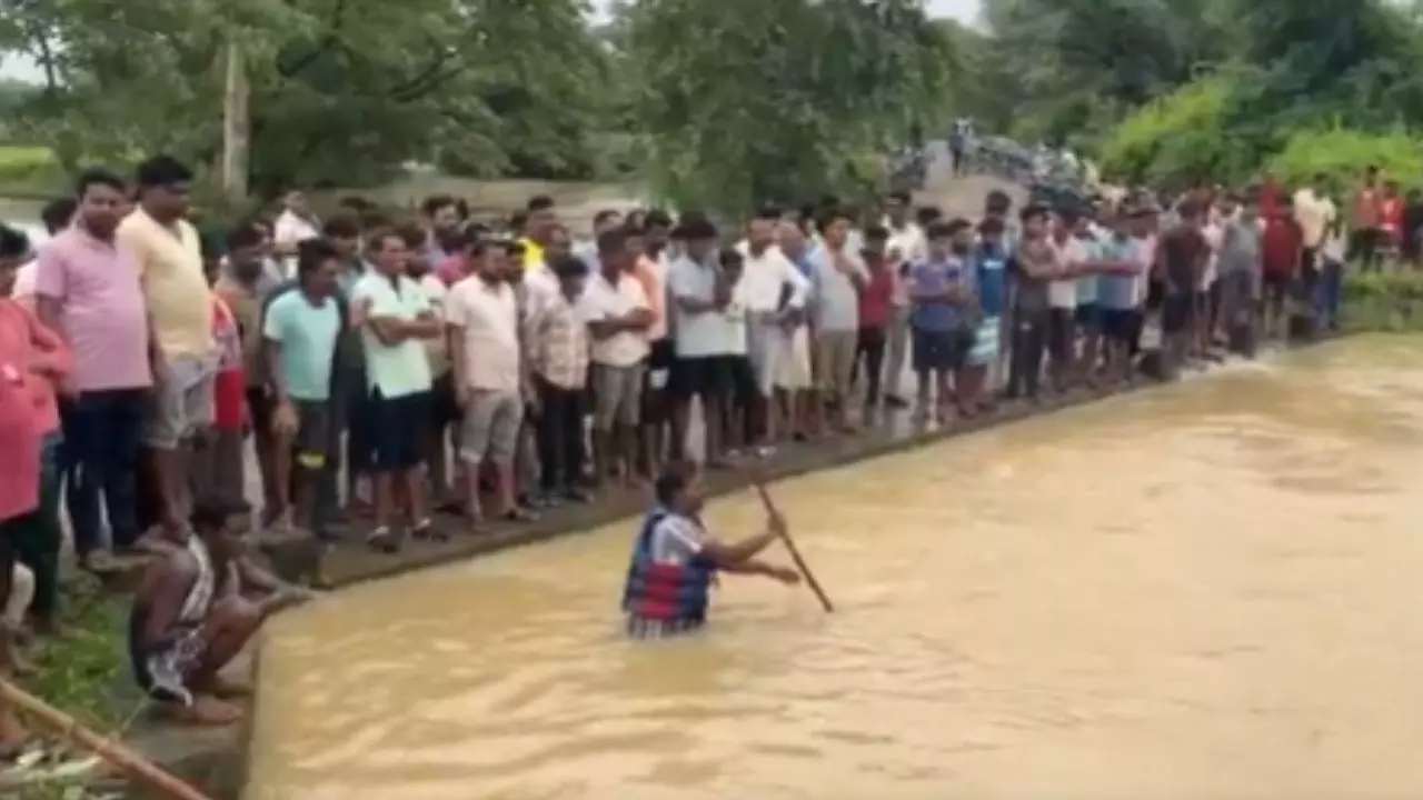 सक्ती और GPM में उफान पर आए नदी-नाले, पार करते समय बहा युवक और कोयले से लदा ट्रक| Video