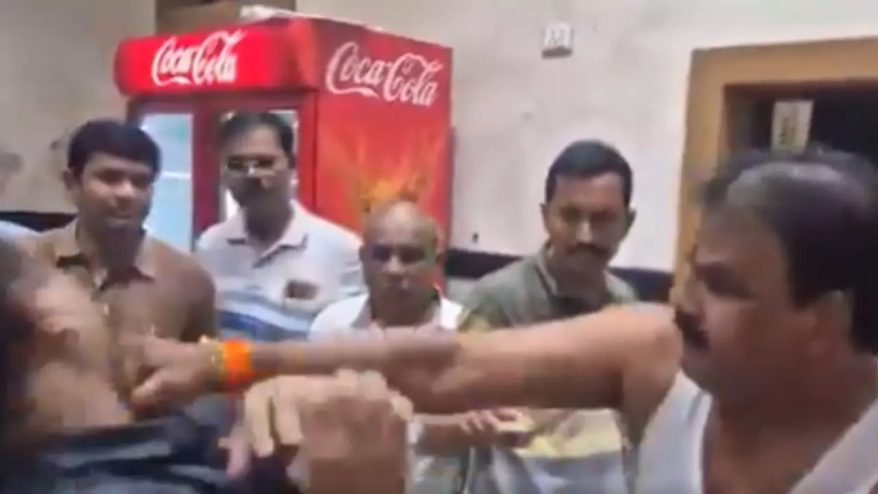 बासी खाना कहकर MLA संजय गायकवाड़ ने कैंटीन स्टाफ को पीटा, VIDEO वायरल; राहुल गांधी की जीभ काटने पर रखा था इनाम