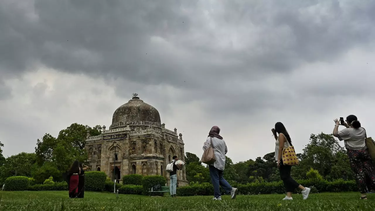 दिल्ली-NCR में बारिश का दौर! 11 से 14 जुलाई तक सुहाना रहेगा मौसम, इन राज्यों के लिए भारी चेतावनी दिल्ली-NCR में बारिश का दौर! 11 से 14 जुलाई तक सुहाना रहेगा मौसम, इन राज्यों के लिए भारी चेतावनी