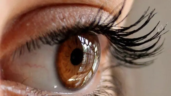 आंखों में दिखते हैं विटामिन बी12 की कमी के ये लक्षण