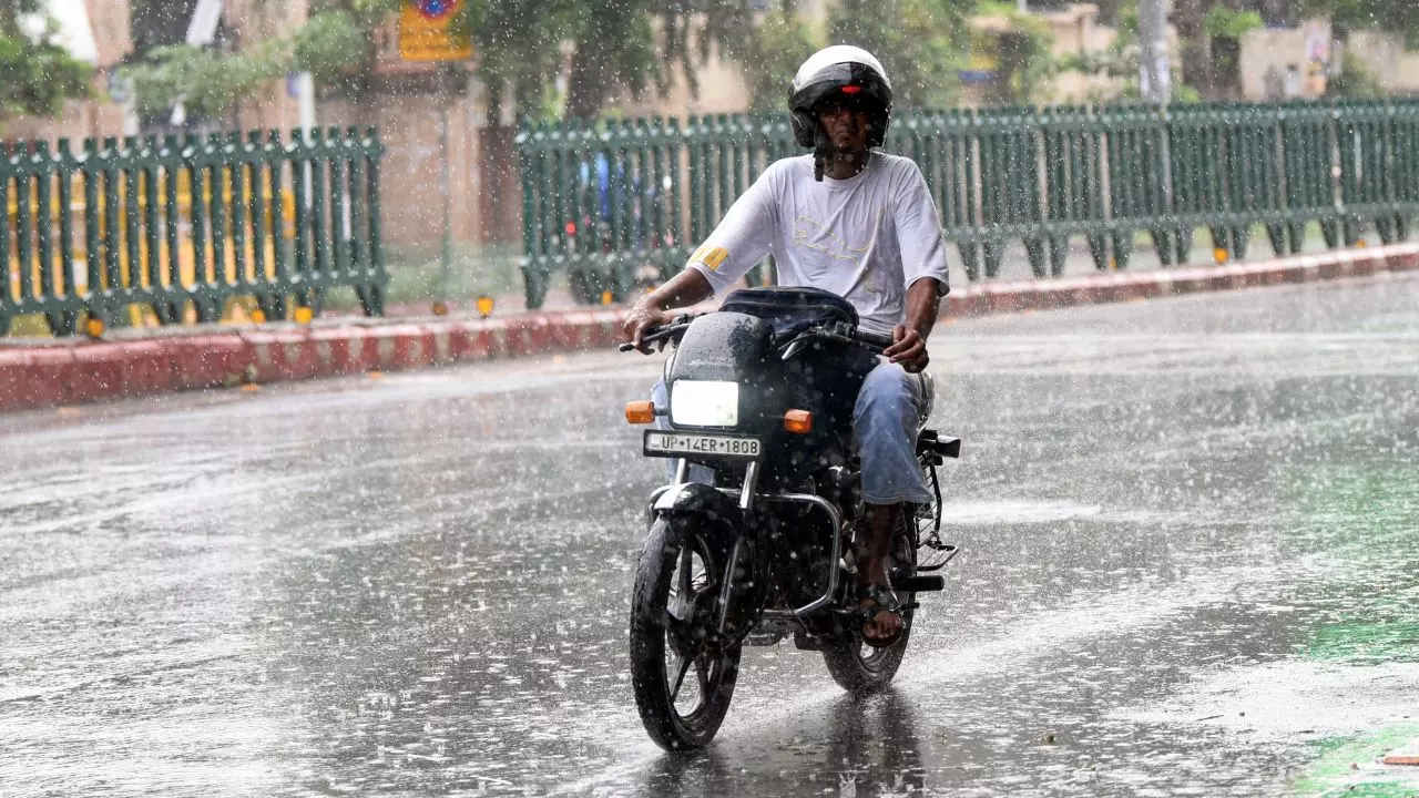 दिल्ली-NCR में भारी बारिश से सड़कें जलमग्न, पहाड़ी राज्यों में लैंडस्लाइड; यूपी से राजस्थान तक IMD ने जारी की चेतावनी