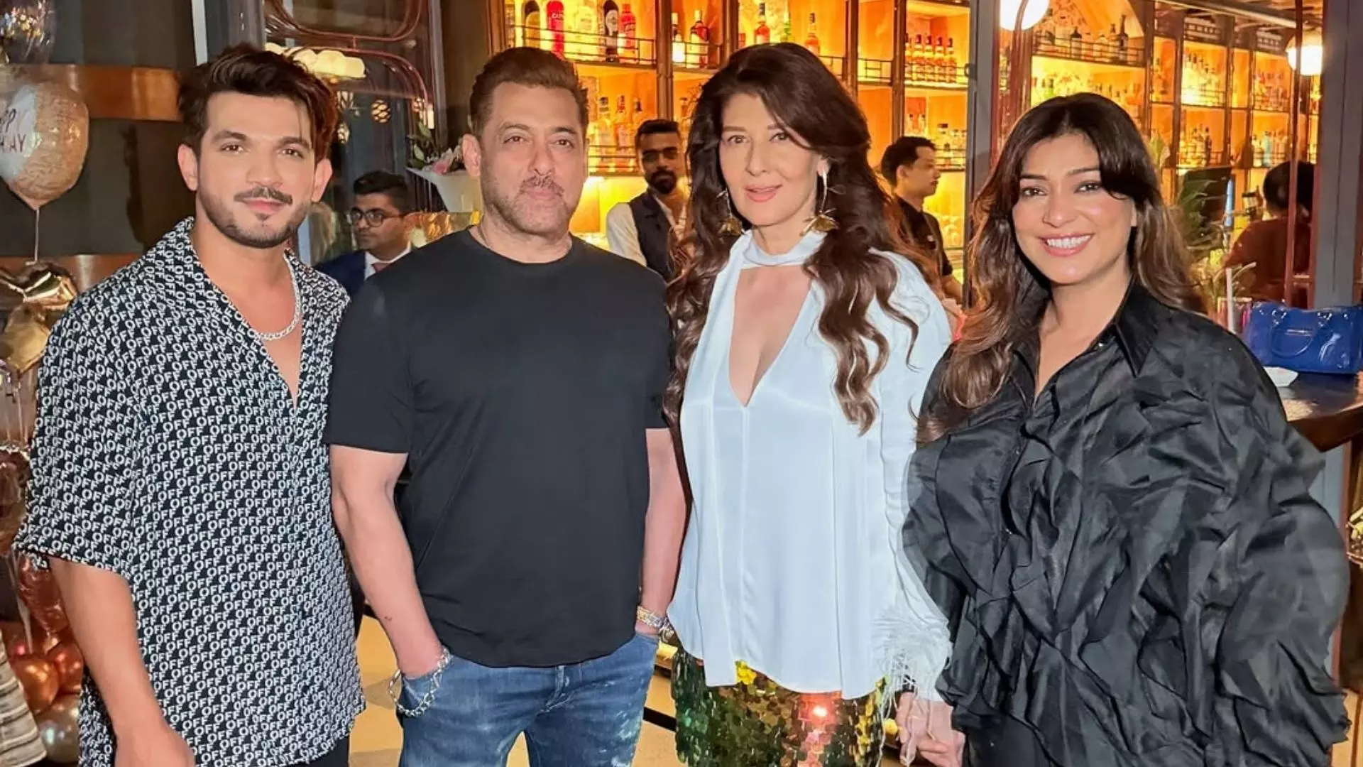 एक्स गर्लफ्रेंड Sangeeta Bijlani का बर्थडे सेलिब्रेट करने पहुंचे Salman Khan, बेबी फैन ने बदला भाईजान का मूड एक्स गर्लफ्रेंड Sangeeta Bijlani का बर्थडे सेलिब्रेट करने पहुंचे Salman Khan, बेबी फैन ने बदला भाईजान का मूड