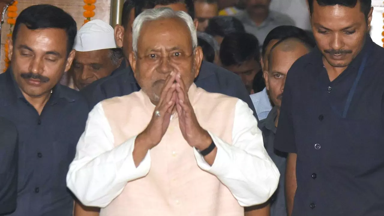 आरक्षण, रोजगार और पेंशन की तिकड़ी से तेजस्वी के वादों की उड़ी धज्जियां, सीएम नीतीश ने ज़मीनी फैसलों से कर दी घेराबंदी आरक्षण, रोजगार और पेंशन की तिकड़ी से तेजस्वी के वादों की उड़ी धज्जियां, सीएम नीतीश ने ज़मीनी फैसलों से कर दी घेराबंदी