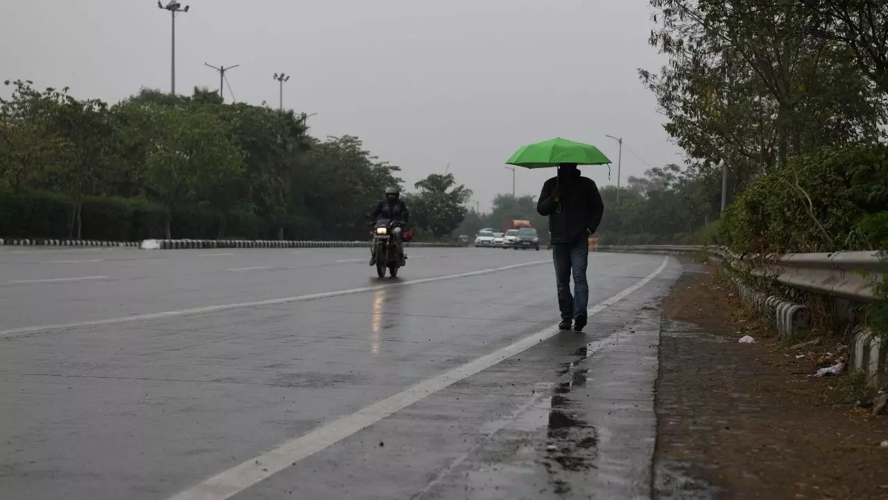दिल्ली-NCR में गरज के साथ बारिश का ऑरेंज अलर्ट, जानें आज आपके शहर में धूप निकलेगी या बरसेंगे बादल