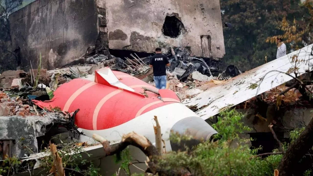 Ahmedabad Plane Crash: पायलट ने खुद बंद की फ्यूल सप्लाई... एयर इंडिया प्लेन क्रैश पर अमेरिकी रिपोर्ट ने उड़ाया होश
