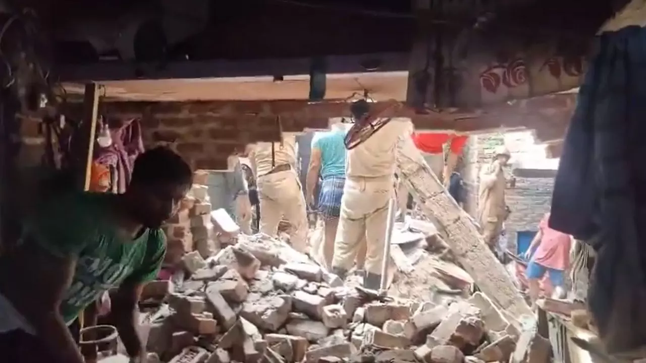 मौत की नींव पर खड़ी थी इमारत! सीलमपुर में ढहा तीन मंजिला मकान, दो की मौत; हादसे पर उठ रहे सवाल