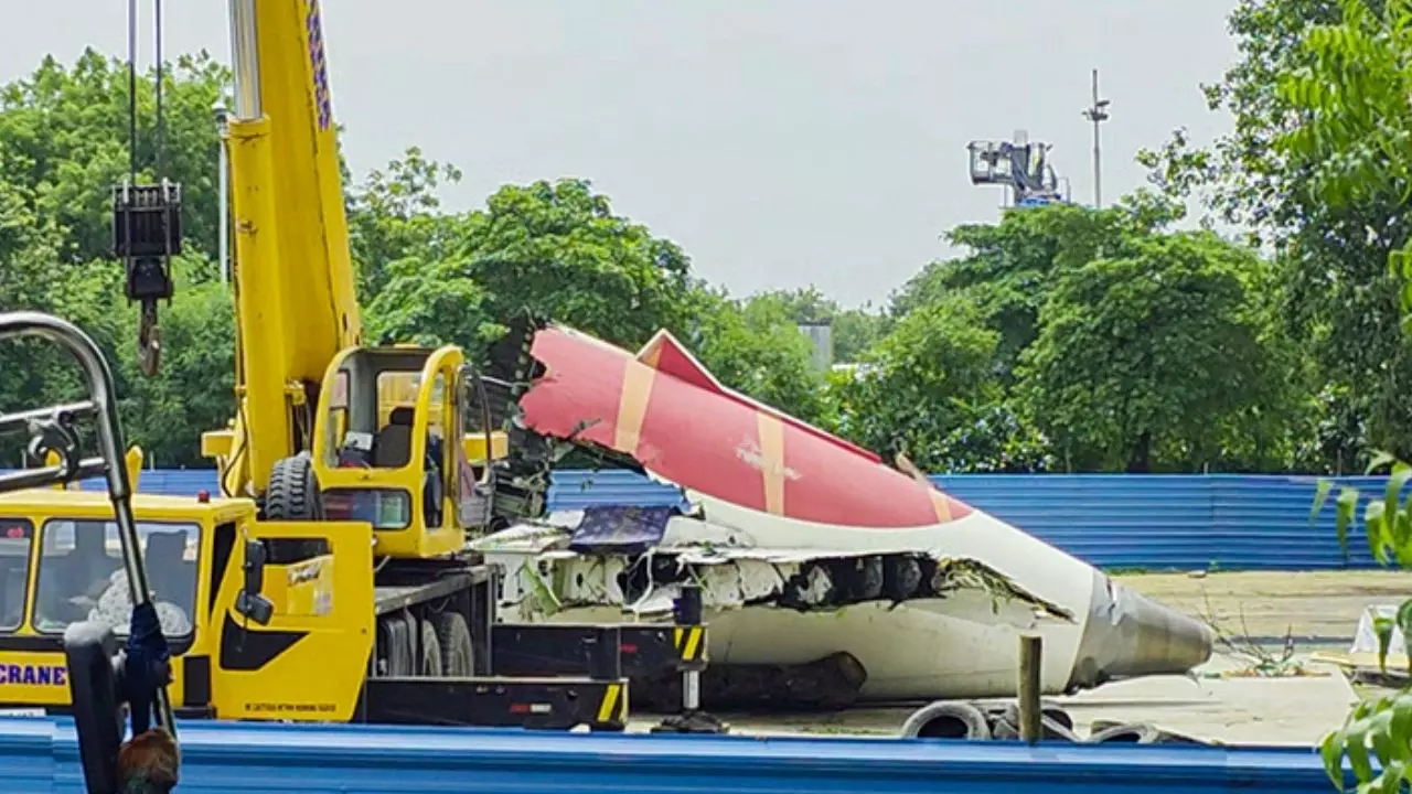 Air India Crash: टेकऑफ के बाद बंद हुए फ्यूल स्विच, लेकिन क्यों? AAIB की रिपोर्ट में इन सवालों के नहीं मिले जवाब! Air India Crash: टेकऑफ के बाद बंद हुए फ्यूल स्विच, लेकिन क्यों? AAIB की रिपोर्ट में इन सवालों के नहीं मिले जवाब!