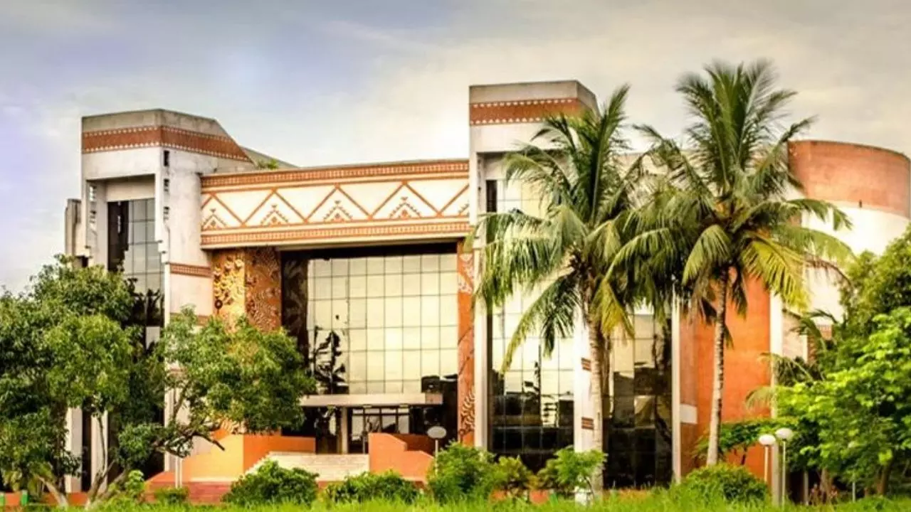 IIM-Calcutta की छात्रा से बॉयज हॉस्टल में रेप : नशीली ड्रिंक, धमकी और गिरफ्तारी - अब तक क्या-क्या सामने आया IIM-Calcutta की छात्रा से बॉयज हॉस्टल में रेप : नशीली ड्रिंक, धमकी और गिरफ्तारी - अब तक क्या-क्या सामने आया