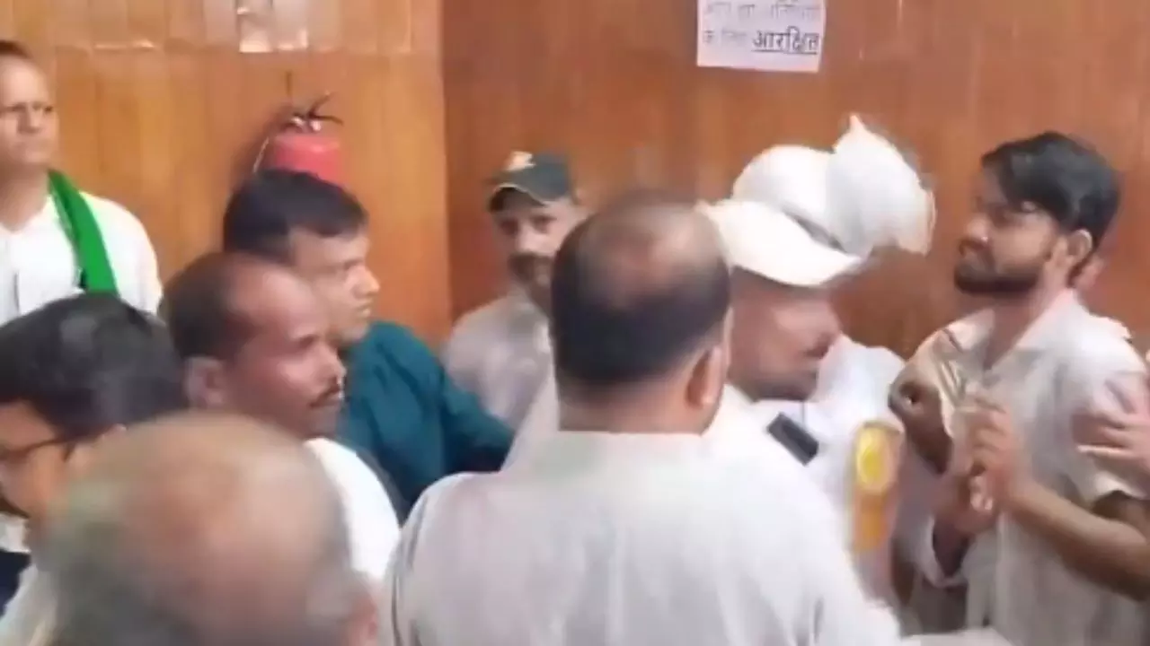 आखिर किस बात तेजस्वी के आने से पहले आपस में भिड़ गए RJD कार्यकर्ता? पुलिस को करना पड़ा बचाव- Video