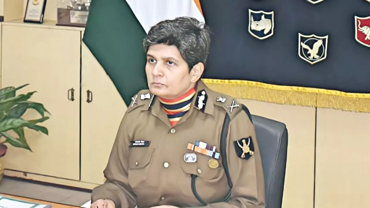 रेलवे सुरक्षा बल की पहली महिला महानिदेशक बनीं IPS ऑफिसर सोनाली मिश्रा, जानें उनके बारे में रेलवे सुरक्षा बल की पहली महिला महानिदेशक बनीं IPS ऑफिसर सोनाली मिश्रा, जानें उनके बारे में