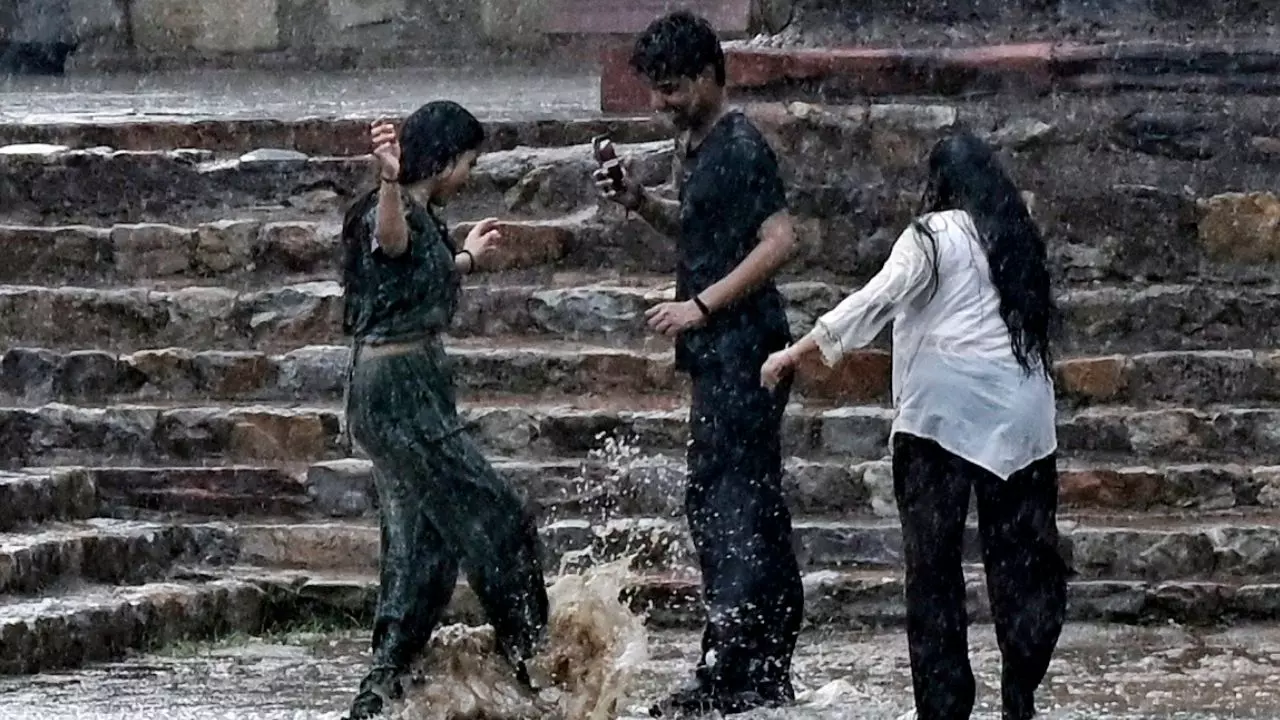 दिल्ली-NCR में पूरे सप्ताह बारिश ही बारिश! IMD ने इन राज्यों में जारी की चेतावनी, जानें आज का मौसम अपडेट