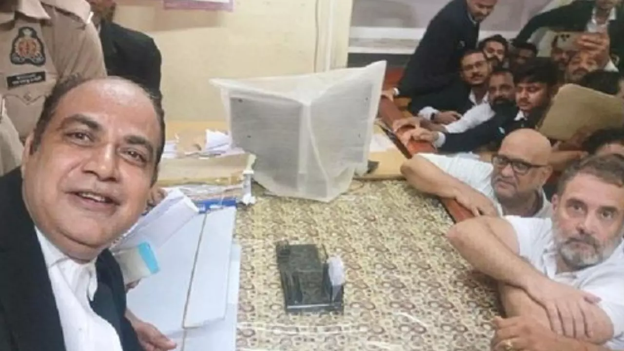 यूपी की अदालत में राहुल गांधी के साथ सेल्फी लेकर वायरल होने वाला शख्स कौन? जज या वकील, सामने आया ये सच
