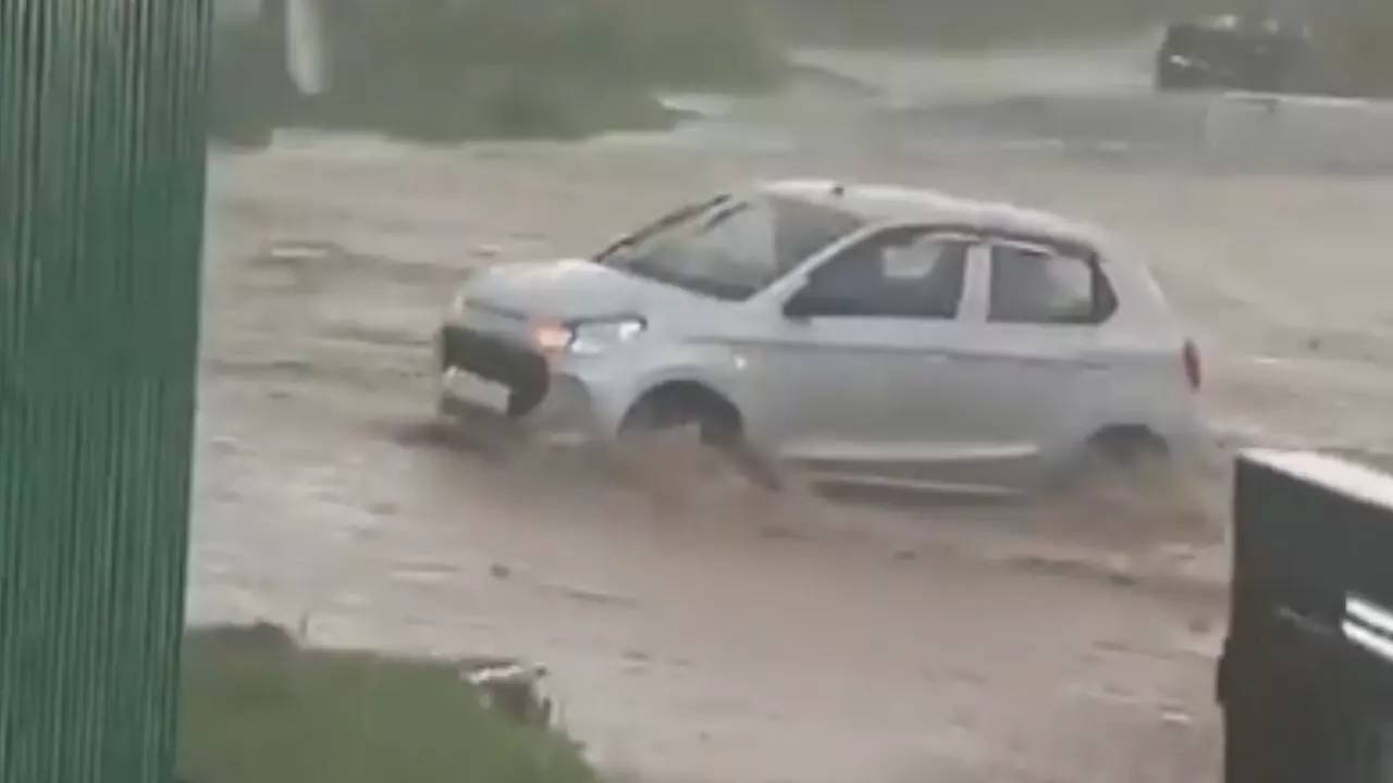 बारिश में लापरवाही पड़ी भारी! विकासनगर में कार बहकर नाले में गिरी, बड़ी मुश्किल से बची ड्राइवर की जान | देखें खौफनाक VIDEO