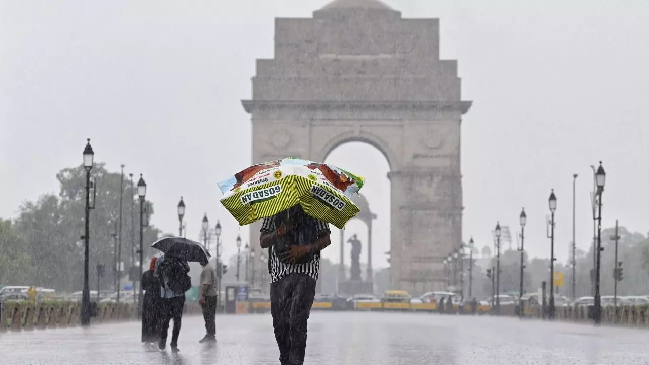 दिल्ली-NCR में 22 जुलाई तक बारिश का अलर्ट! आज बादलों की आवाजाही के साथ बूंदाबांदी की संभावना
